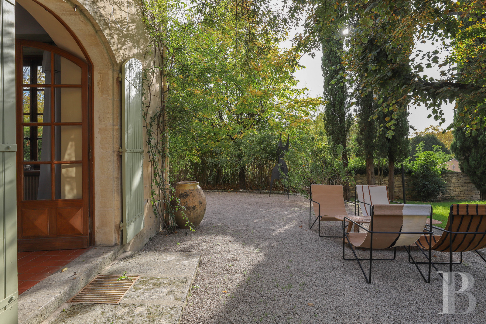 Dans les Alpes-de-Haute-Provence, au sud de Forcalquier, une maison de village traditionnelle et audacieuse - photo  n°8